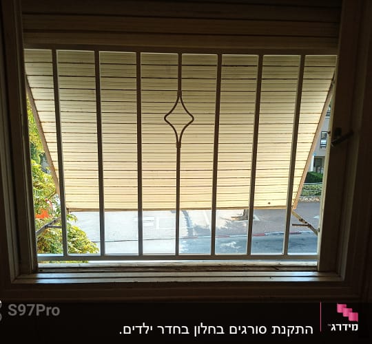 חלון עם סורגים ומרקיזה חיצונית